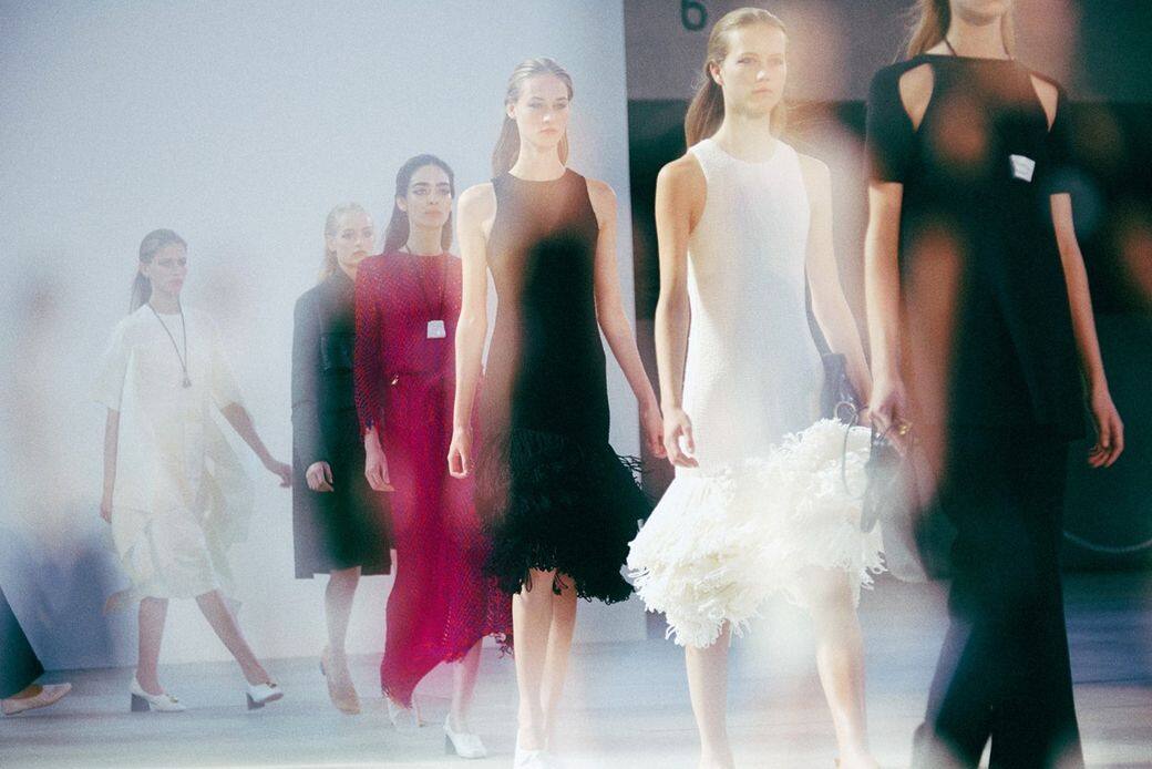 據《WWD》早前報導,Matthieu Blazy已於多週前漸漸入主了品牌Bottega Veneta,只是一向喜歡低調 據《WWD》早前報導,Matthieu Blazy已於多週前漸漸入主了品牌Bottega Veneta,只是一向喜歡低調