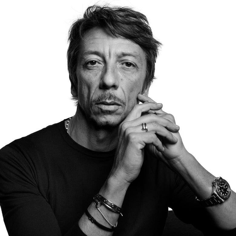 ELLE:Valentino Des Ateliers與17位當代藝術 家合作,你是如何認識並挑選他們的? Pierpaolo Piccioli:我認 ELLE:Valentino Des Ateliers與17位當代藝術 家合作,你是如何認識並挑選他們的? Pierpaolo Piccioli:我認