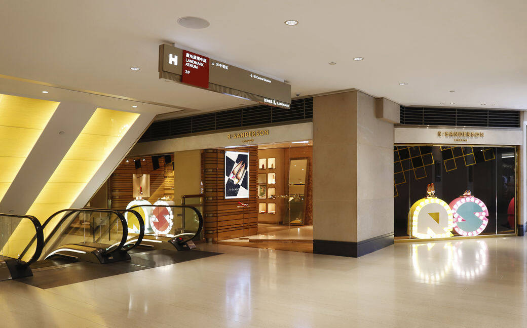 營商方面,Bertrand 只經營實體店,原因是鞋履製作過程裡滿載故事,希望顧客能 營商方面,Bertrand 只經營實體店,原因是鞋履製作過程裡滿載故事,希望顧客能