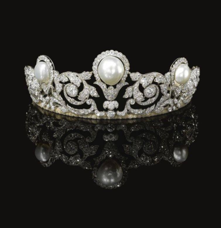 Tiaras與crowns皆屬王冠的類別。Crown底座爲圓形，覆蓋整個頭部，是王權的象徵，常見
