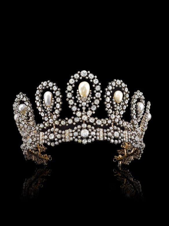 至於配搭方面，專家分享：「有些王冠包含套裝珠寶，如耳環、項鏈、手鏈等，佩戴