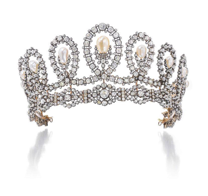 源自十九世紀下半葉的這款天然珍珠配鑽石王冠於意大利王室流傳超