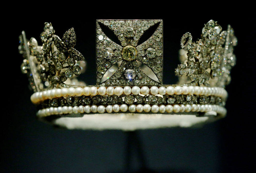 其中一個著名的例子是George IV State Diadem (又稱 the Diamond Diadem)，為1821年喬治四世加冕禮時
