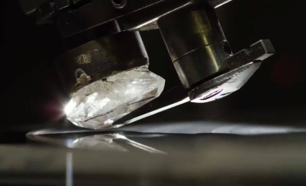 切工指鑽石的比例，通過人工技術將原本粗糙暗淡的鑽石切割成能折射