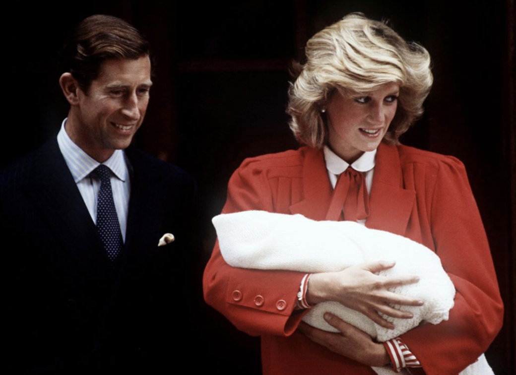 戴安娜王妃抱首剛剛出生的小哈利，站在聖瑪麗醫院的台階上。而這裡也