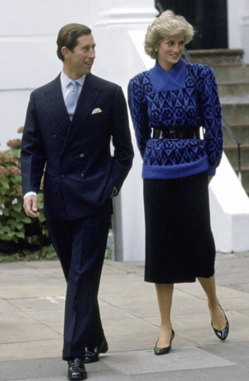 戴安娜王妃與查里斯王子一起送威廉王子上學的畫面，她當時身穿藍色