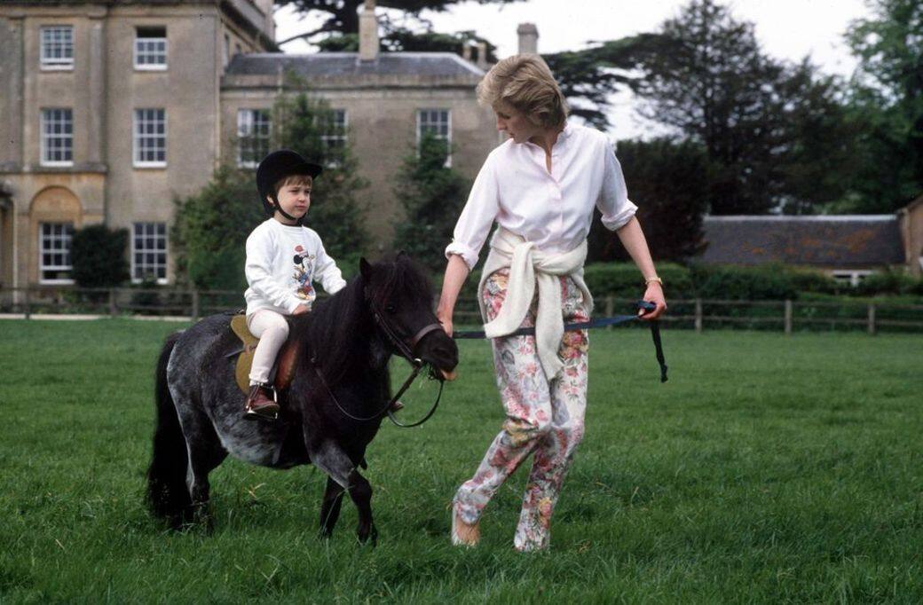 同樣是貴族出身的黛安娜王妃，親自教小威廉王子怎麼騎馬！