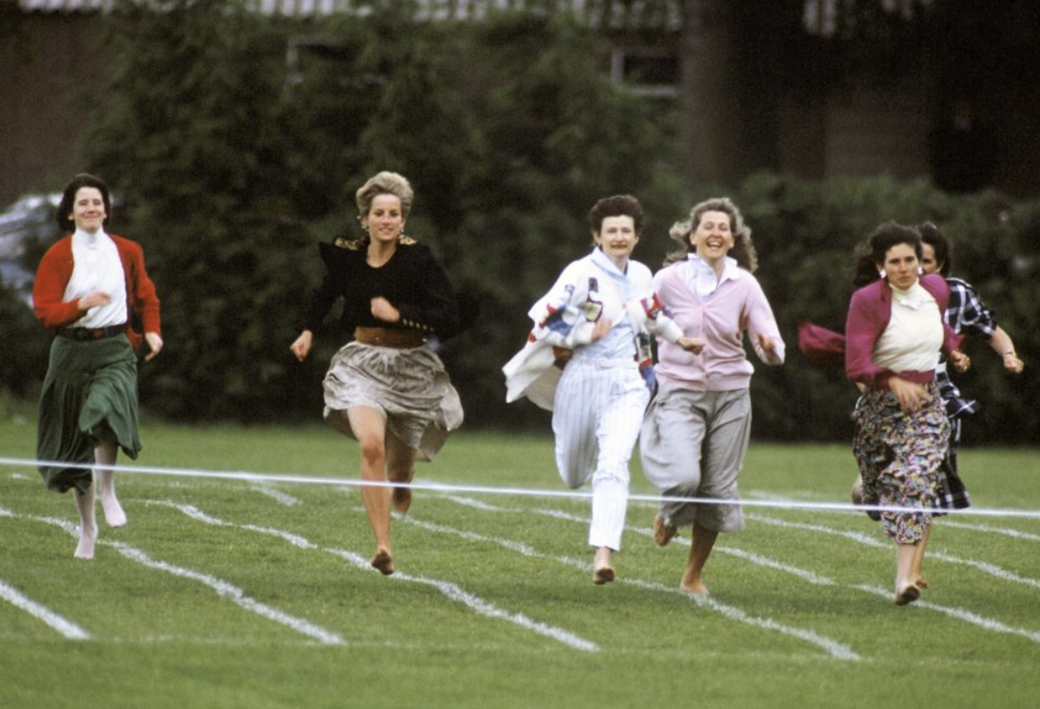 英國皇室規定,淑女不可以奔跑!但是在威廉王子的家長會上,戴安娜王妃 英國皇室規定,淑女不可以奔跑!但是在威廉王子的家長會上,戴安娜王妃