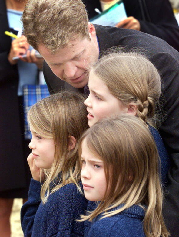 Charles Spencer共有三段婚姻,與第一任太太Victoria育有三女一子,分別為大女兒Kitty Spencer、孖 Charles Spencer共有三段婚姻,與第一任太太Victoria育有三女一子,分別為大女兒Kitty Spencer、孖