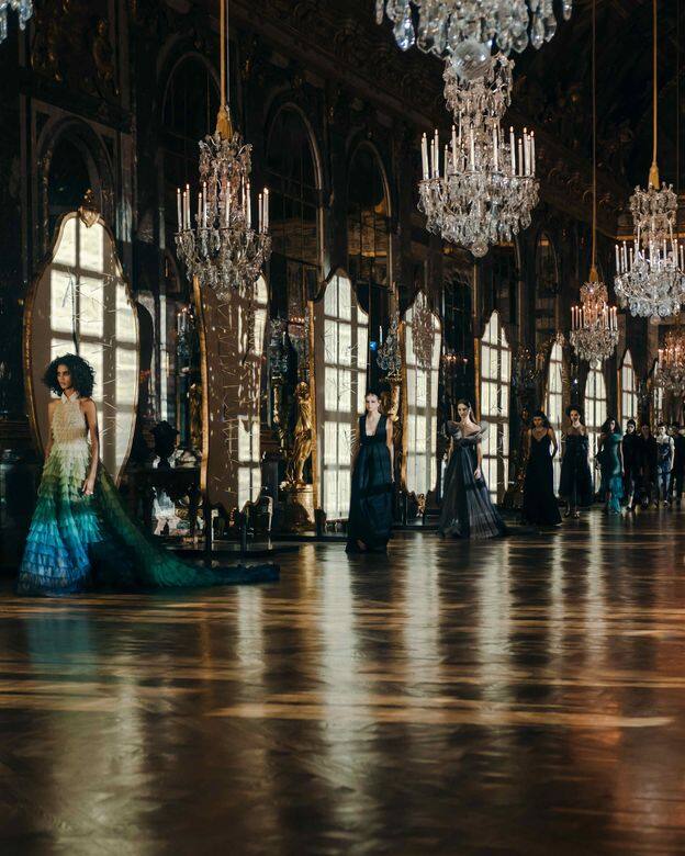 Dior 先生在 《The Little Dictionary of Fashion》中曾寫道:紅色可令斗篷和連帽雨衣更添燦爛奪目 Dior 先生在 《The Little Dictionary of Fashion》中曾寫道:紅色可令斗篷和連帽雨衣更添燦爛奪目