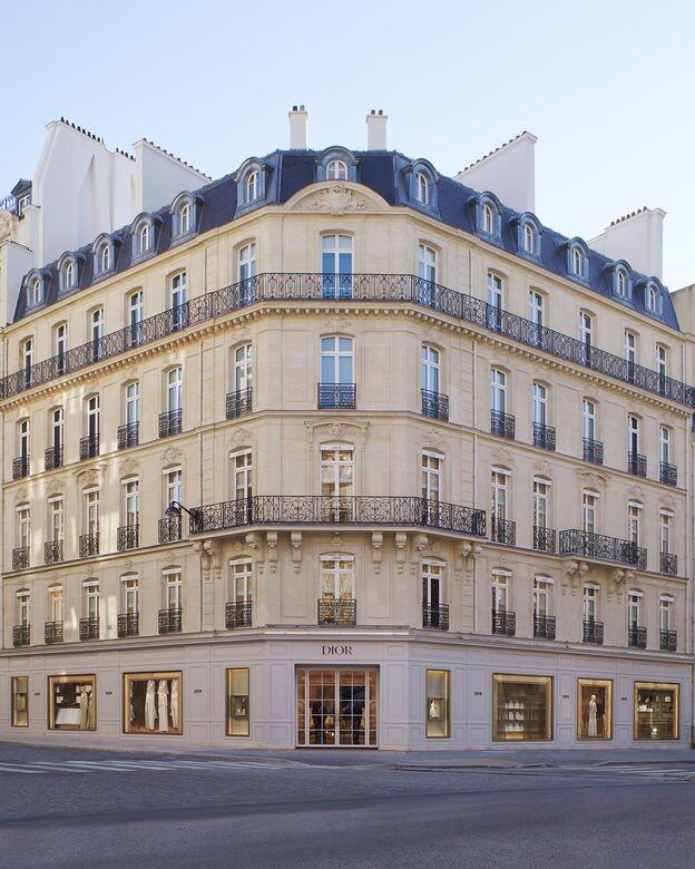 矗立於巴黎蒙田大道30號的Hôtel Particulier大樓，由拿破崙一世之子Count Walewski興建於