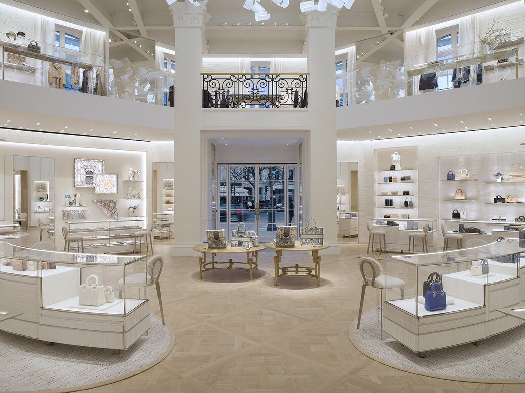 總店內裡則由建築師Peter Marino操刀,將逾2,000平方米的精品店設計成一個個 總店內裡則由建築師Peter Marino操刀,將逾2,000平方米的精品店設計成一個個