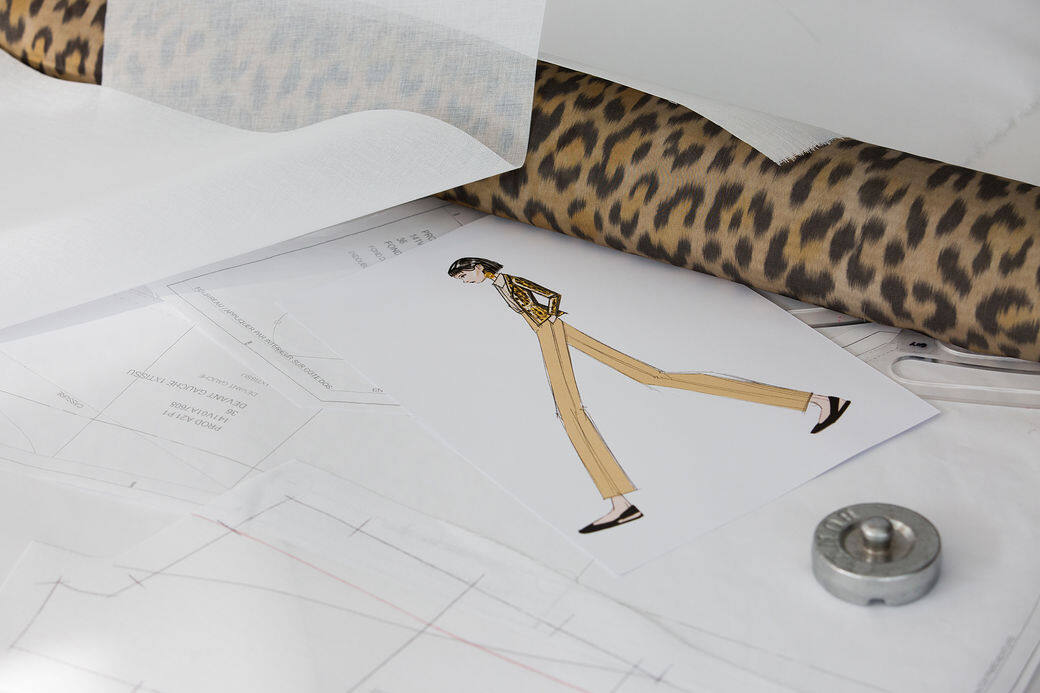 向Christian Dior的靈感繆思Mizza Bricard致敬之作。更將這款豹紋Bar外套命名為「Mizza」