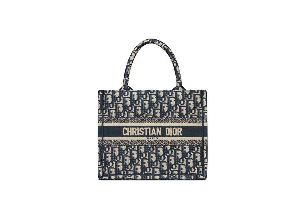 Dior Oblique Jacquard小碼 Dior book tote (26.5 X 21 X 14cm) $25,500 Dior Oblique Jacquard小碼 Dior book tote (26.5 X 21 X 14cm) $25,500