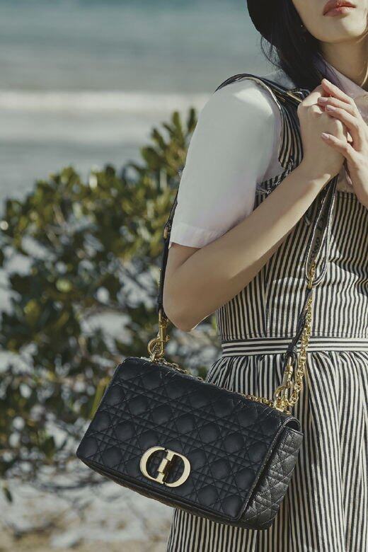 Dior Caro軟小牛皮鏈袋、標誌刺繡帆布肩帶、紡綢短袖裇衫、麻質及絲質帆布間 Dior Caro軟小牛皮鏈袋、標誌刺繡帆布肩帶、紡綢短袖裇衫、麻質及絲質帆布間
