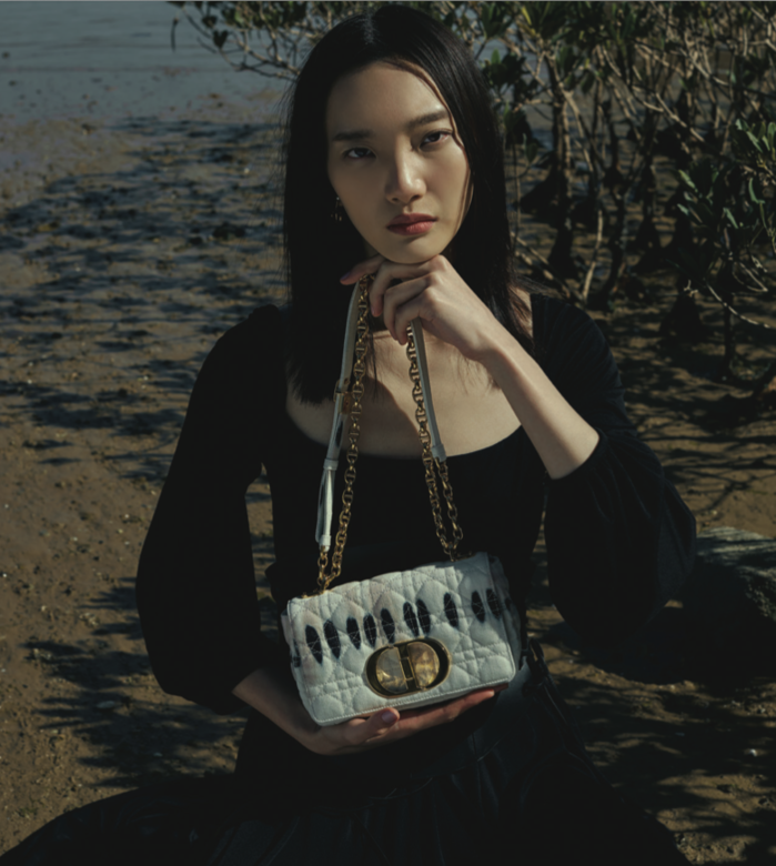 Dior Caro紮染帆布小型鏈袋、泡泡袖連身長裙、小牛皮綁帶腰封、金屬標誌及珍 Dior Caro紮染帆布小型鏈袋、泡泡袖連身長裙、小牛皮綁帶腰封、金屬標誌及珍