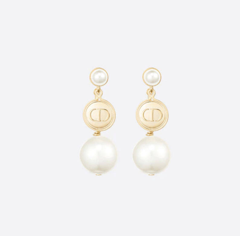 珍珠是品牌常用的設計元素，這款耳環同樣加入「CD」標誌徽章，珍珠點綴更