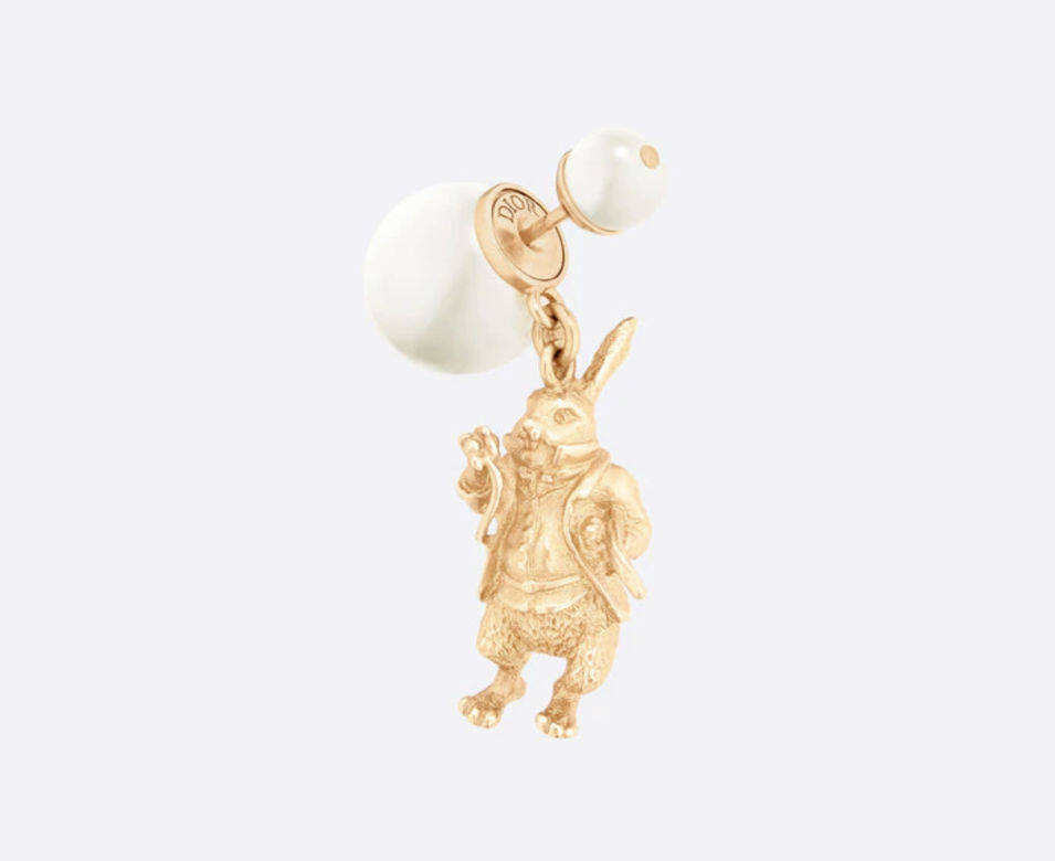 Dior Tribales耳環加入兔子公仔的金屬吊飾，配搭白色樹脂珠，有趣而又優雅的設