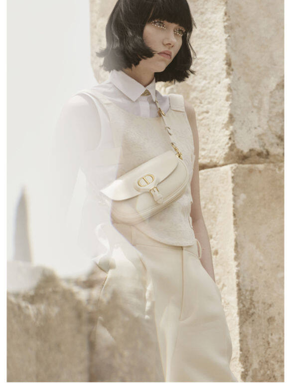 Dior East-west手袋在Dior Cruise 2022系列首次登場，一身奶油白色穿搭的模特兒，把同色