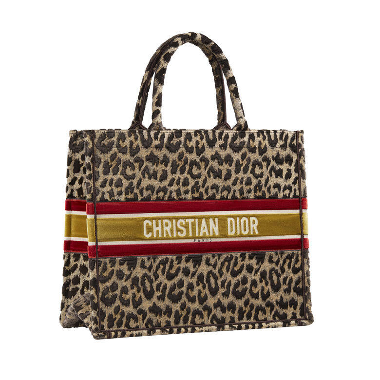 2018年推出的Dior Book Tote設計實用,至今仍是品牌的It Bag。雖然Book Tote換過不少圖 2018年推出的Dior Book Tote設計實用,至今仍是品牌的It Bag。雖然Book Tote換過不少圖