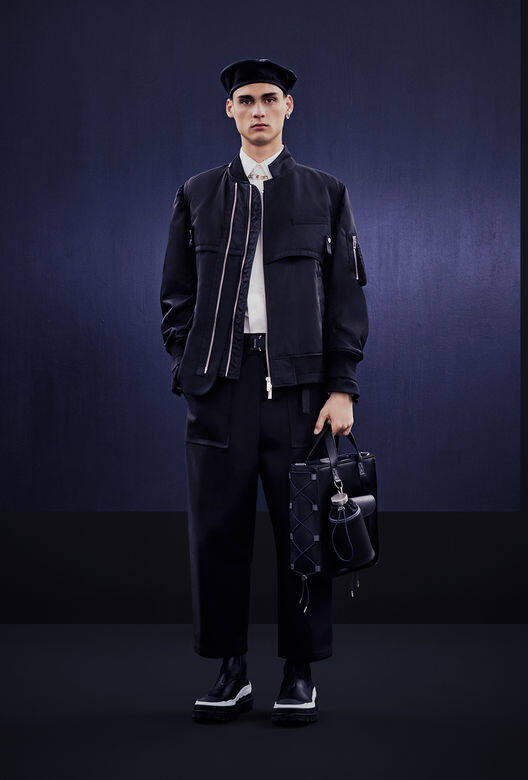 當然少不了阿部千登勢最愛的bomber jacket,Dior Men x Sacai聯名系列的設計的是低調 當然少不了阿部千登勢最愛的bomber jacket,Dior Men x Sacai聯名系列的設計的是低調