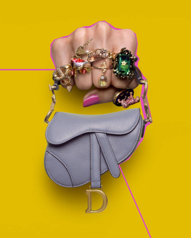 由Dior前創意總監John Galliano操刀設計的Dior Saddle手袋，於2000年問世，突破了Lady Dior的設