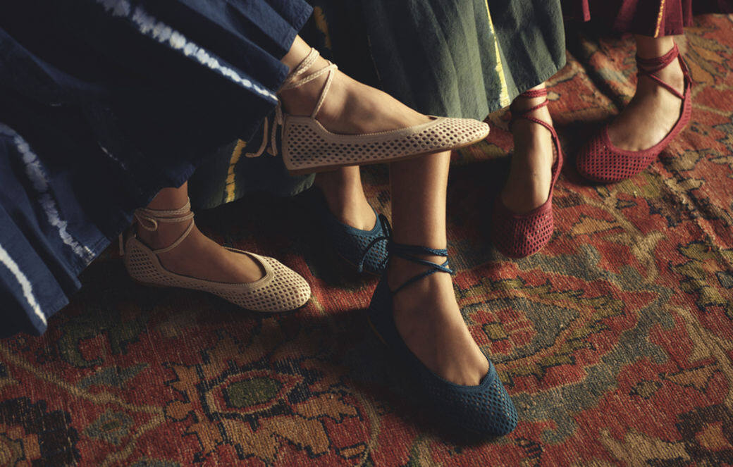 今季新登場的Dior Poème綁帶平底芭蕾舞鞋，以刺繡通花面料縫製，設計舒適