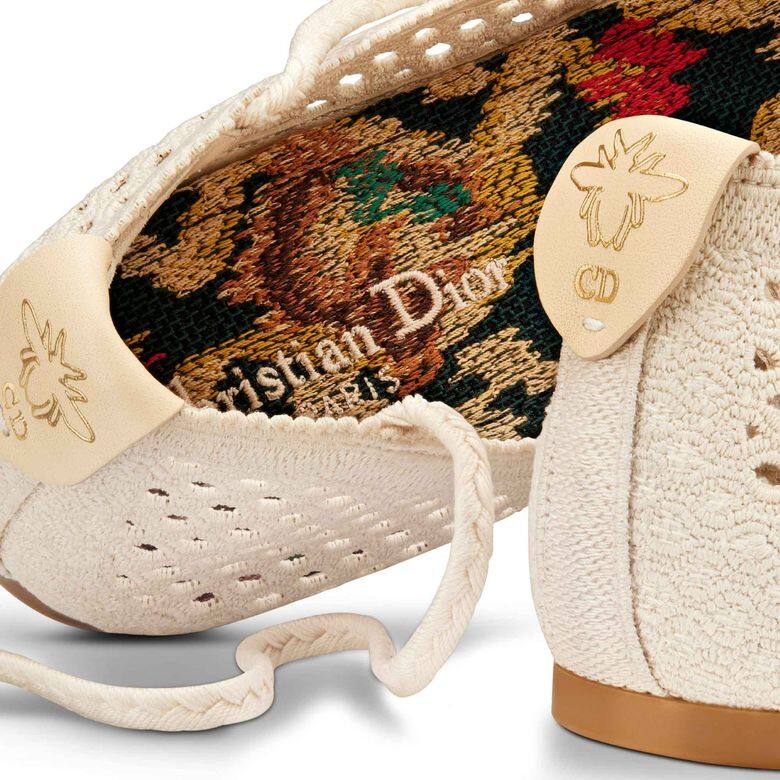 Dior Poème綁帶平底芭蕾舞鞋的鞋跟部位印上Dior經典的小蜜蜂圖案及CD標