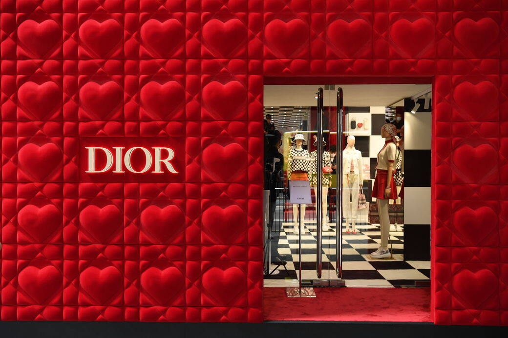 從黑白棋盤到超大愛心，Dior女裝創意總監Maria Grazia Chiuri藉由這次DiorAmour系列邀請眾