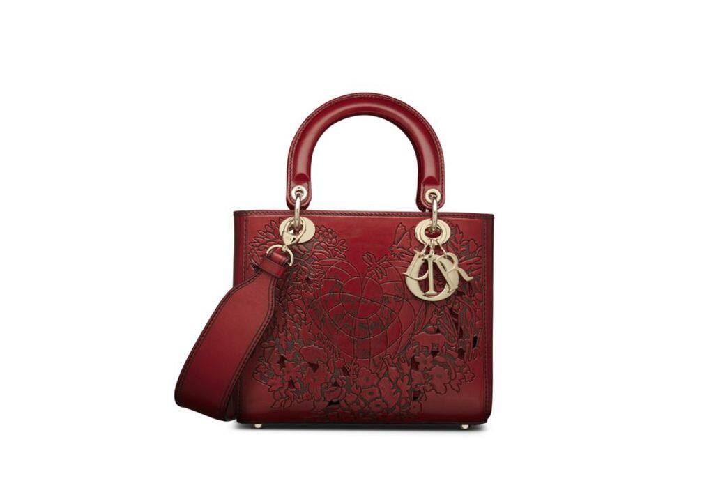 Lady Dior DiorAmour圖騰紅色小牛皮中型提袋尺寸:24 x 20 x 11cm HKD57,000 Lady Dior DiorAmour圖騰紅色小牛皮中型提袋尺寸:24 x 20 x 11cm HKD57,000