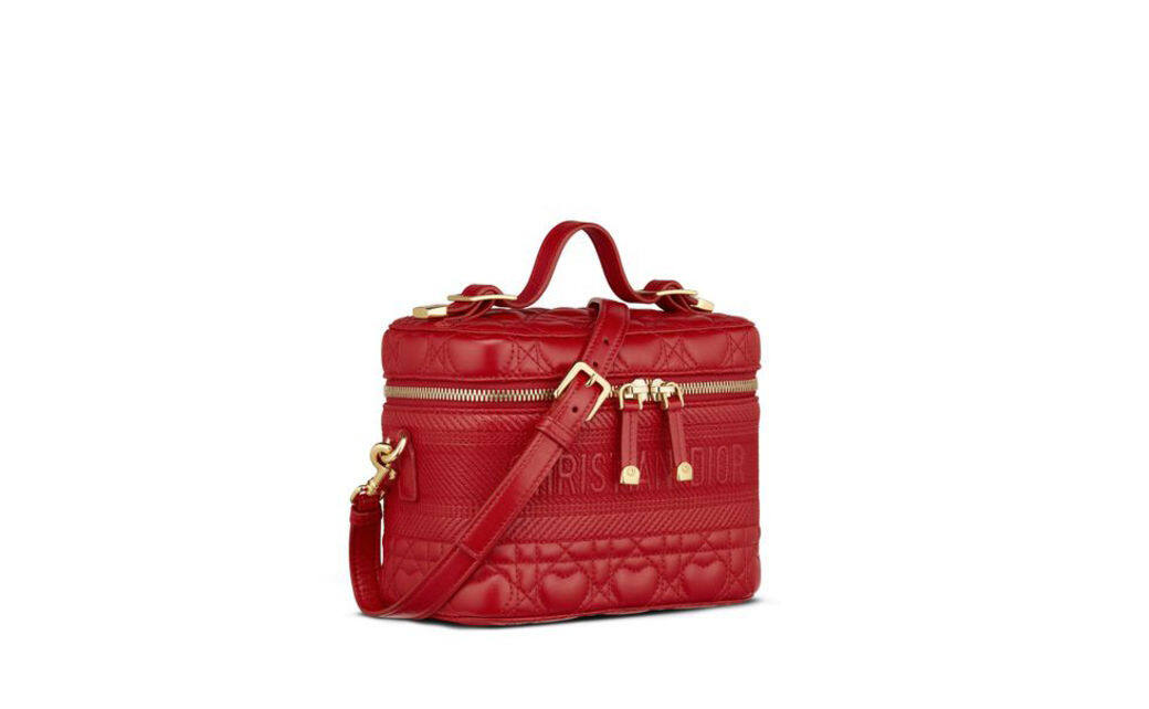 Lady Dior micro 紅色愛心籐格紋小羊皮化妝箱尺寸:25,400HKD18.5 x 13 x 10.5cm