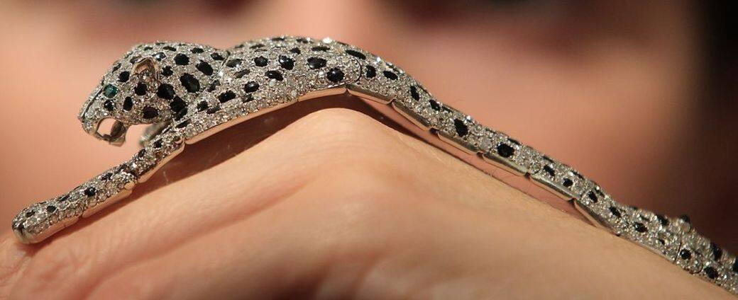 1952年公爵夫婦與卡地亞當時的珠寶設計師Jeanne Toussaint一起做了這個用黑瑪瑙