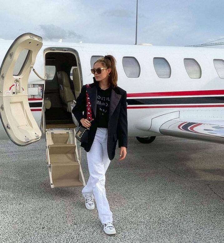谷愛凌坐上私人飛機前往巴黎時裝周，同樣是以一身Louis Vuitton黑白造型登機