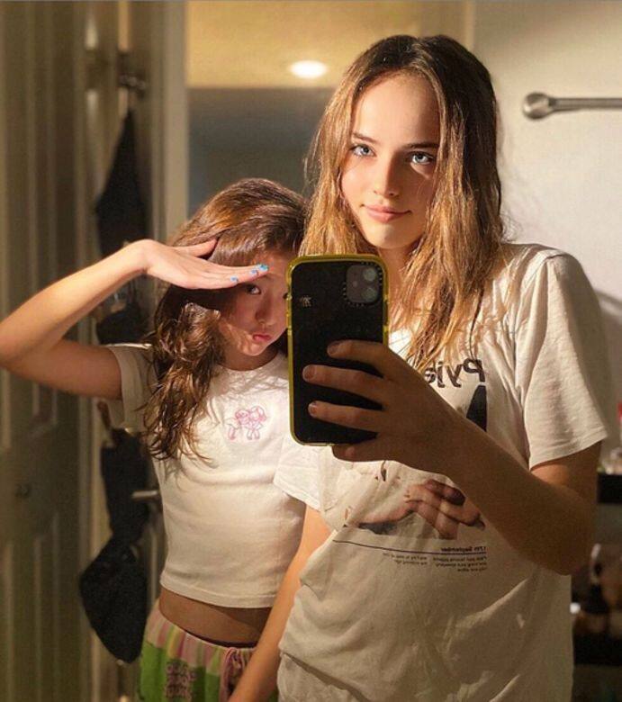 而她的俄羅斯模特兒好朋友Kristina Pimenova也長大了不少,比Ella Gross高出一個頭! 而她的俄羅斯模特兒好朋友Kristina Pimenova也長大了不少,比Ella Gross高出一個頭!