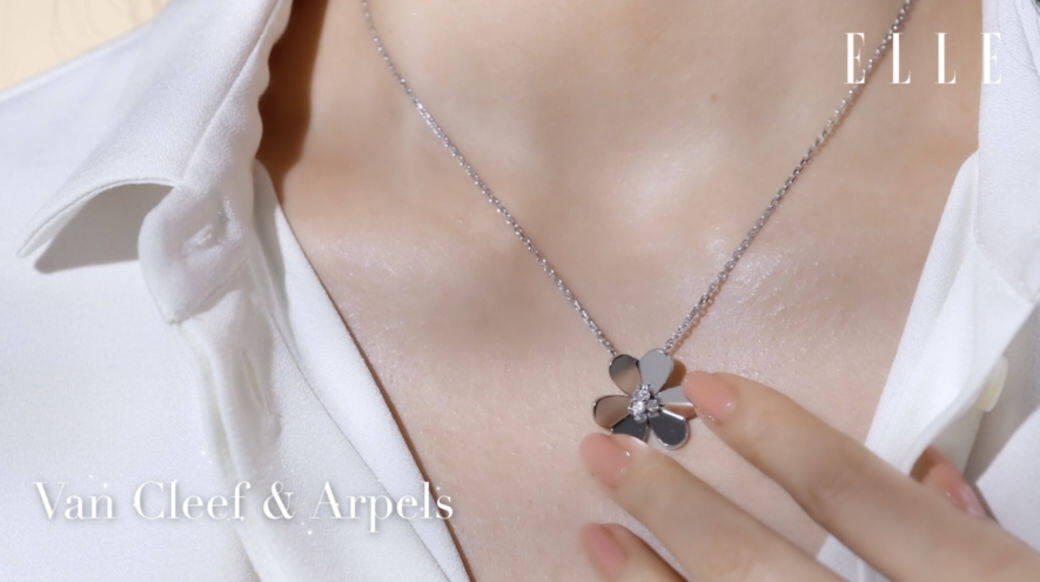 Van Cleef & Arpels Frivole系列的花朵造型立體優雅,於中央鑲一顆鑽石,設計簡約又耐看 Van Cleef & Arpels Frivole系列的花朵造型立體優雅,於中央鑲一顆鑽石,設計簡約又耐看
