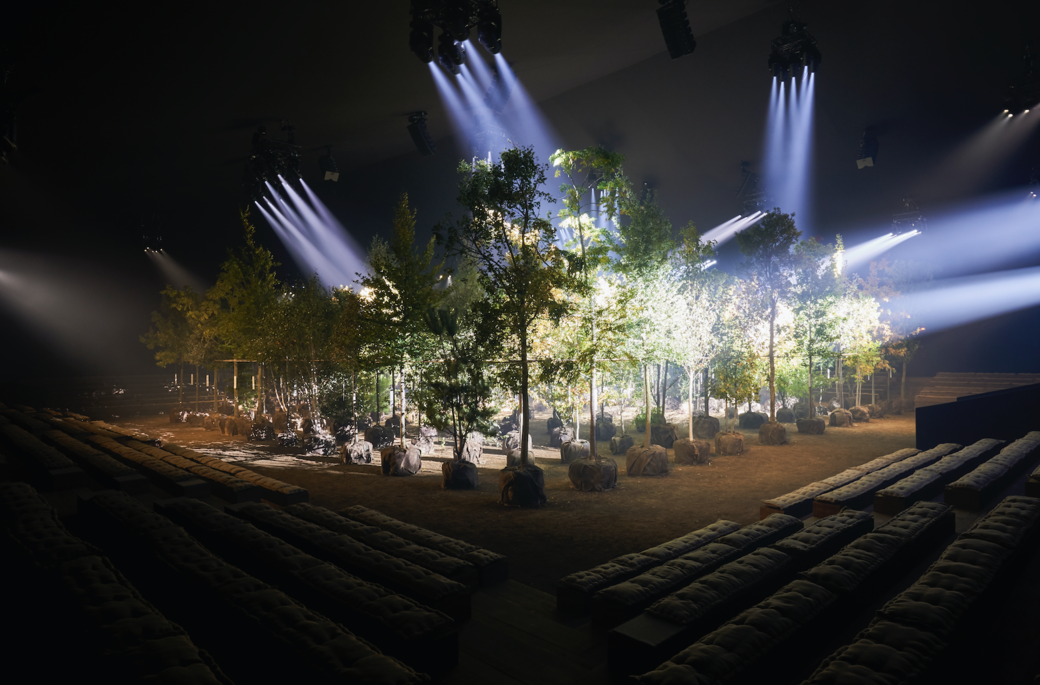 出於回應自然的離張，Dior今季特意邀請城市景觀設計師Atelier Coloco佈置會場，164
