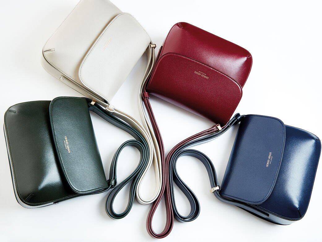 靈感來自Giorgio Armani先生90年代作品的La Prima手袋，是品牌近年的焦點袋款，今季