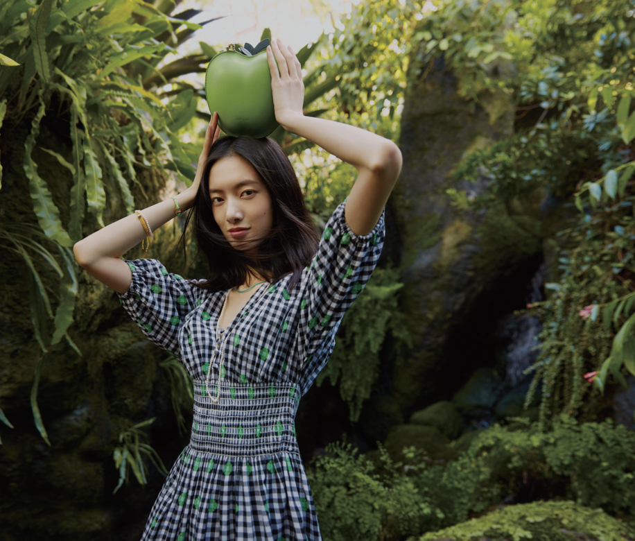 kate spade new york 2020夏季系列服裝主打百搭易襯的單品,柔美的荷葉邊、裝飾皺褶 kate spade new york 2020夏季系列服裝主打百搭易襯的單品,柔美的荷葉邊、裝飾皺褶