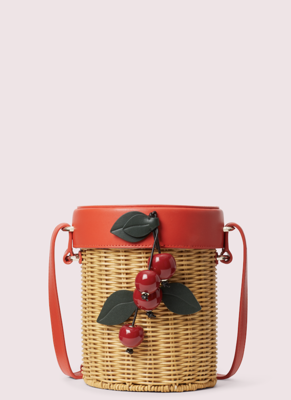 kate spade new york亦重新復刻源自經典系列的模塑織藤野餐籃手袋，並綴以櫻桃