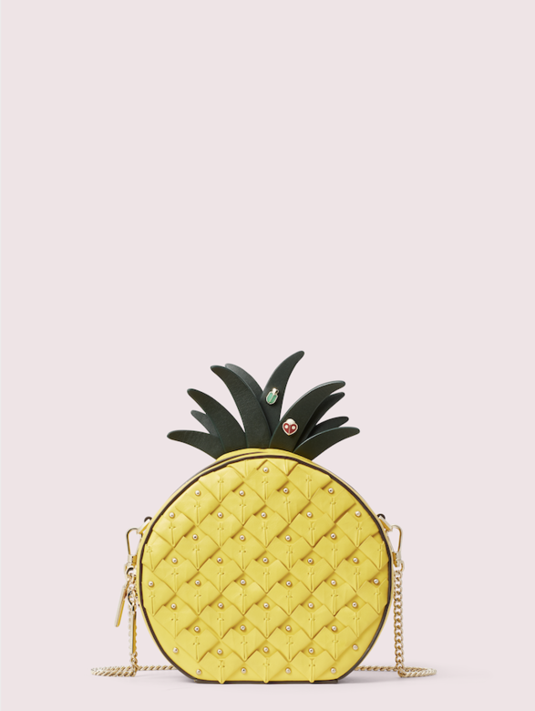 菠蘿形手袋也有小巧金屬甲蟲裝飾，讓可愛的設計更玩味十足。