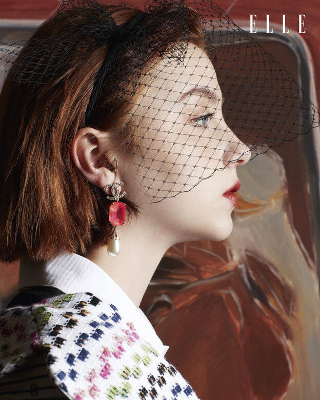 圖案外套、圖案企領上衣、網紗髮箍、閃石拼珍珠吊飾耳環All from Chanel《雞》布面油
