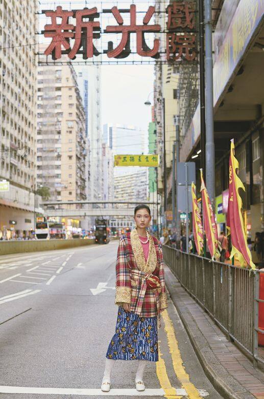 拼布外套、粉紅色圖案上衣、珠片刺繡飾半截裙、閃石飾金屬吊墜耳環、仿珍 拼布外套、粉紅色圖案上衣、珠片刺繡飾半截裙、閃石飾金屬吊墜耳環、仿珍