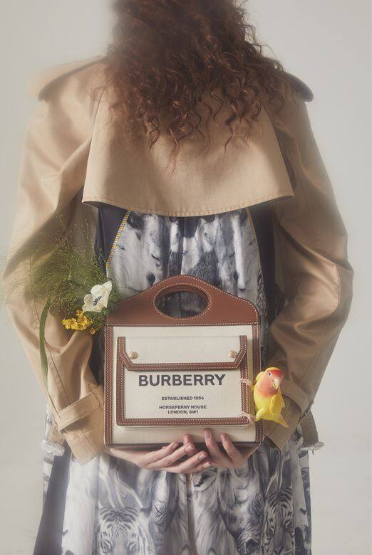 拼布乾濕褸、皮革拼帆布手挽袋Both from Burberry 拼布乾濕褸、皮革拼帆布手挽袋Both from Burberry