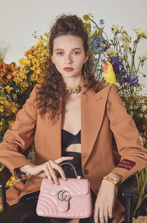 胸圍Stella McCartney, available at Sheer Lingerie西裝外套、皮革半截裙、金屬耳環、金屬項飾、金屬釦飾車 胸圍Stella McCartney, available at Sheer Lingerie西裝外套、皮革半截裙、金屬耳環、金屬項飾、金屬釦飾車