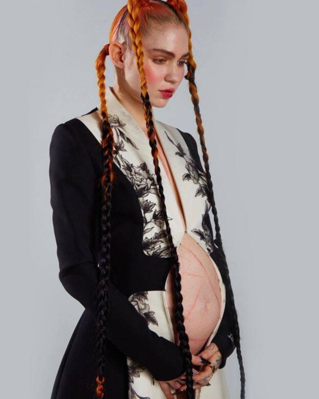 Grimes的音樂充滿實驗性，她的造型亦一樣前衛。即使懷孕，都改變不了她的怪