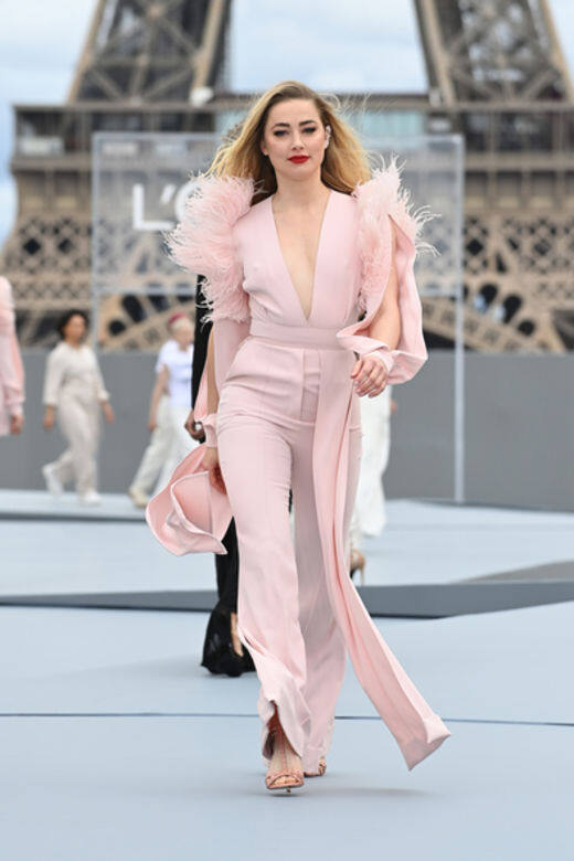 Amber Heard日前為「Le Defile L'Oreal Paris 2021」行騷，穿上粉紅色deep V連身褲，造型性感而帶點