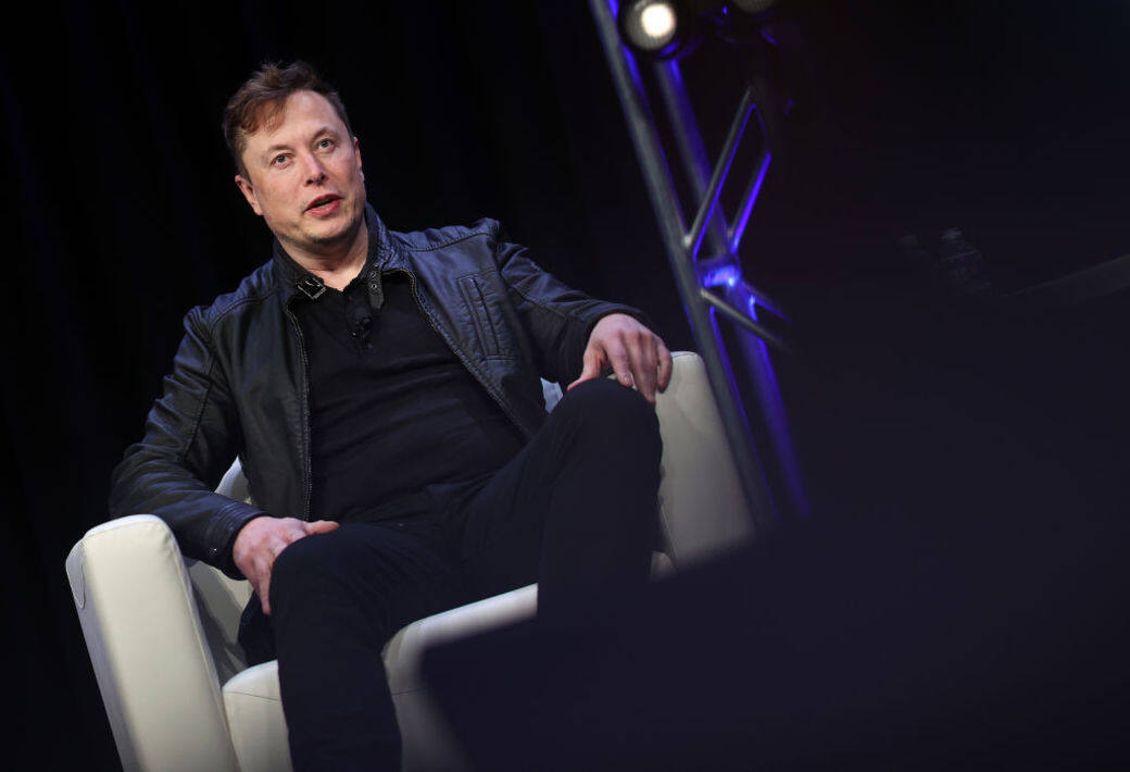 黑色Café Racer騎士皮褸已經是Elon Musk的經典造型之一，連網民都Google「Elon Musk Jacket」，可見