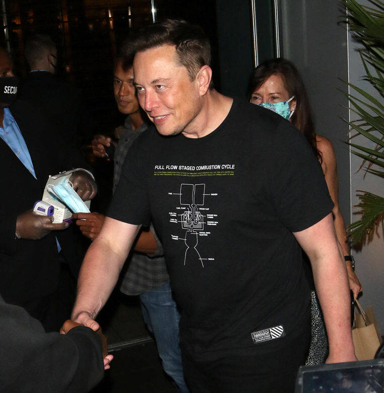 除了全黑皮褸，Elon Musk另一鍾愛造型是Geeky風格圖案T恤，即是帶點「宅宅」的感