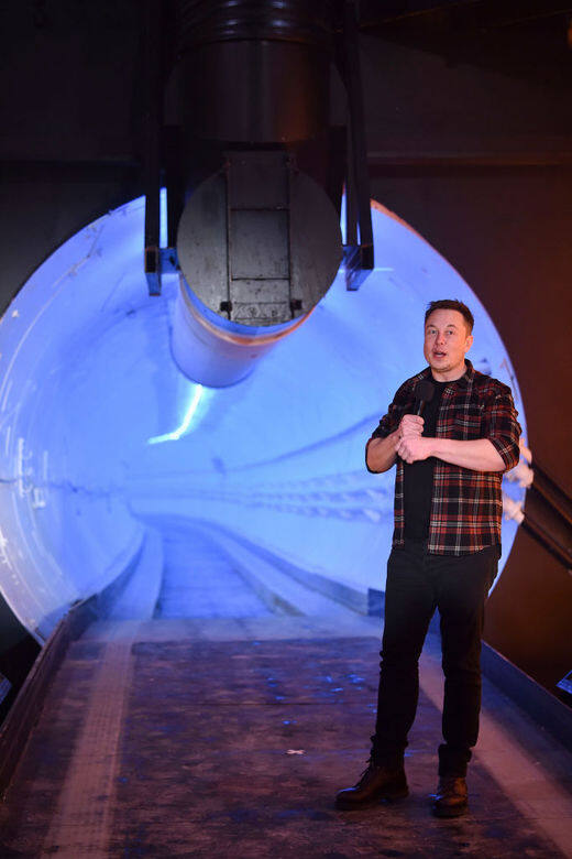 「宅男」必備的格仔恤衫，也在Elon Musk身上出現過。事實上，近年隨着科技企業掘
