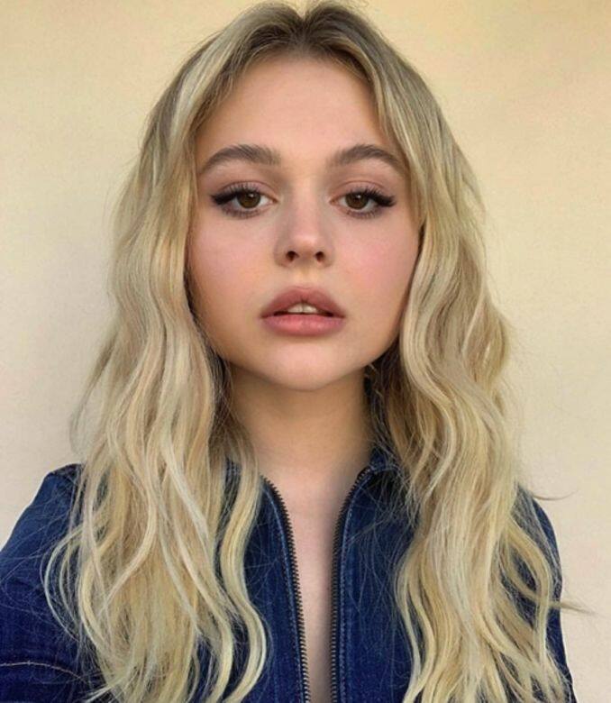 Emily Alyn Lind不是空有外表的精靈系女生,而是天生的表演者,拿著結他自彈自 Emily Alyn Lind不是空有外表的精靈系女生,而是天生的表演者,拿著結他自彈自